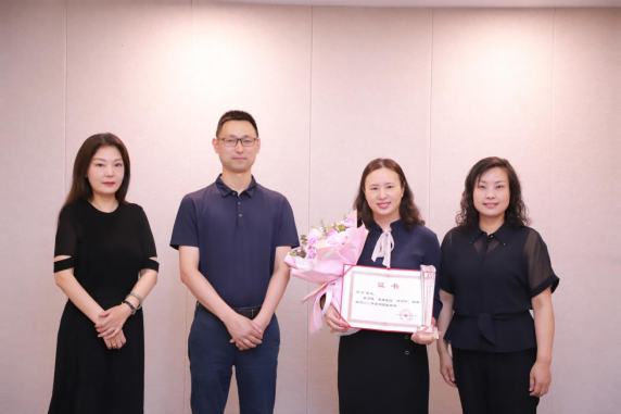 230516宜宾市妇联、市纪委到我公司为全国“最美家庭”获得者周玲同志颁奖124.png